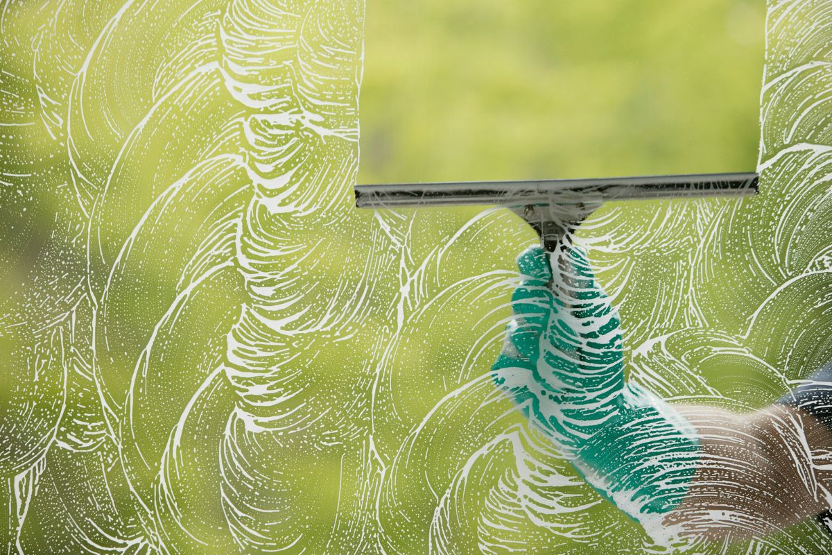 What Do Professional Window Cleaners Use to Clean Windows? OK Decorate