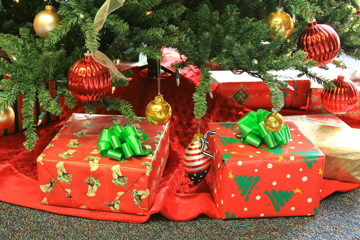 How to Place Christmas Presents Under the Tree OK Decorate